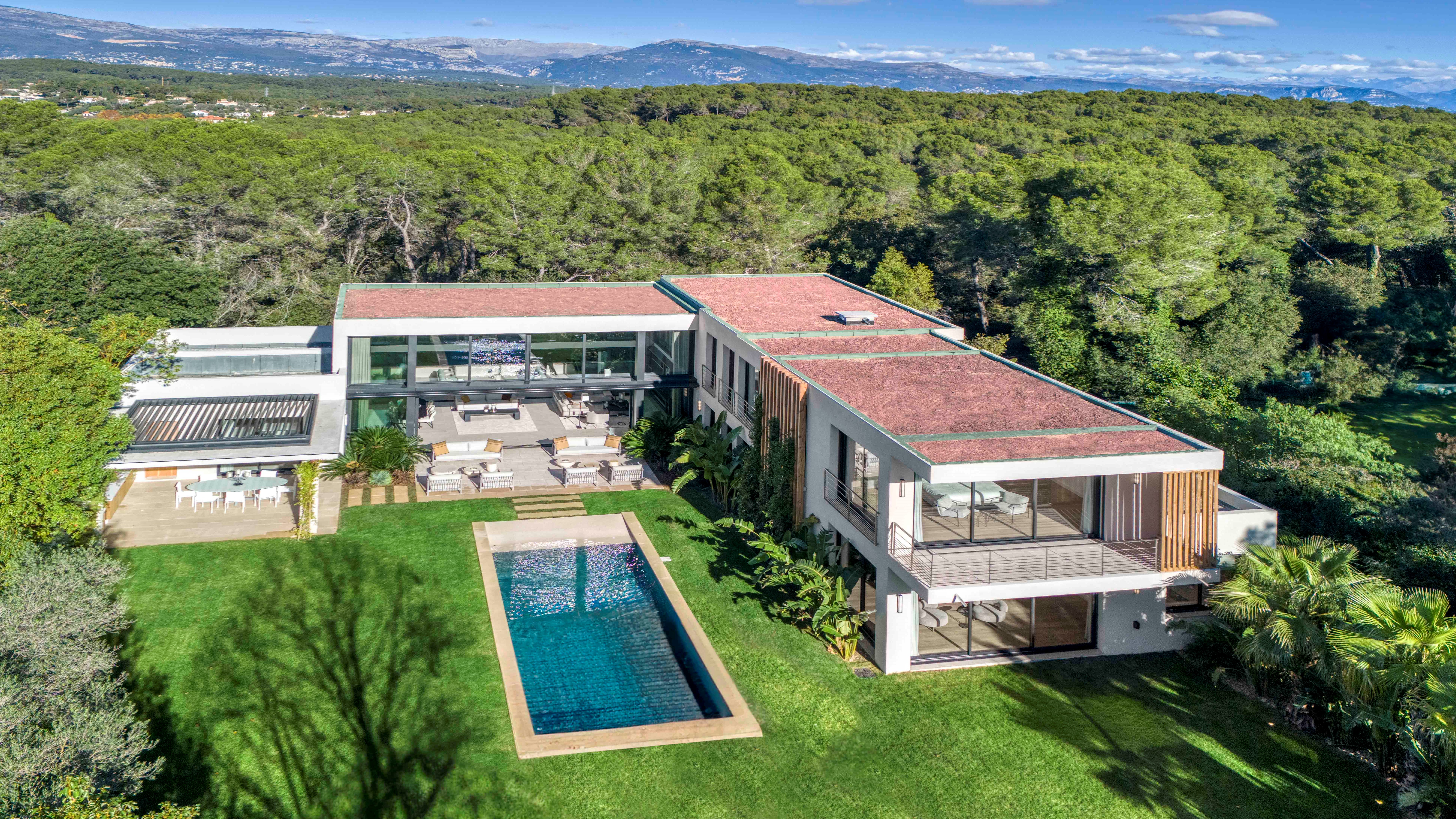 Immobilier de prestige. L'Agence Europa vous présente une luxueuse villa contemporaine sur les hauteurs de Cannes - Côte d'Azur