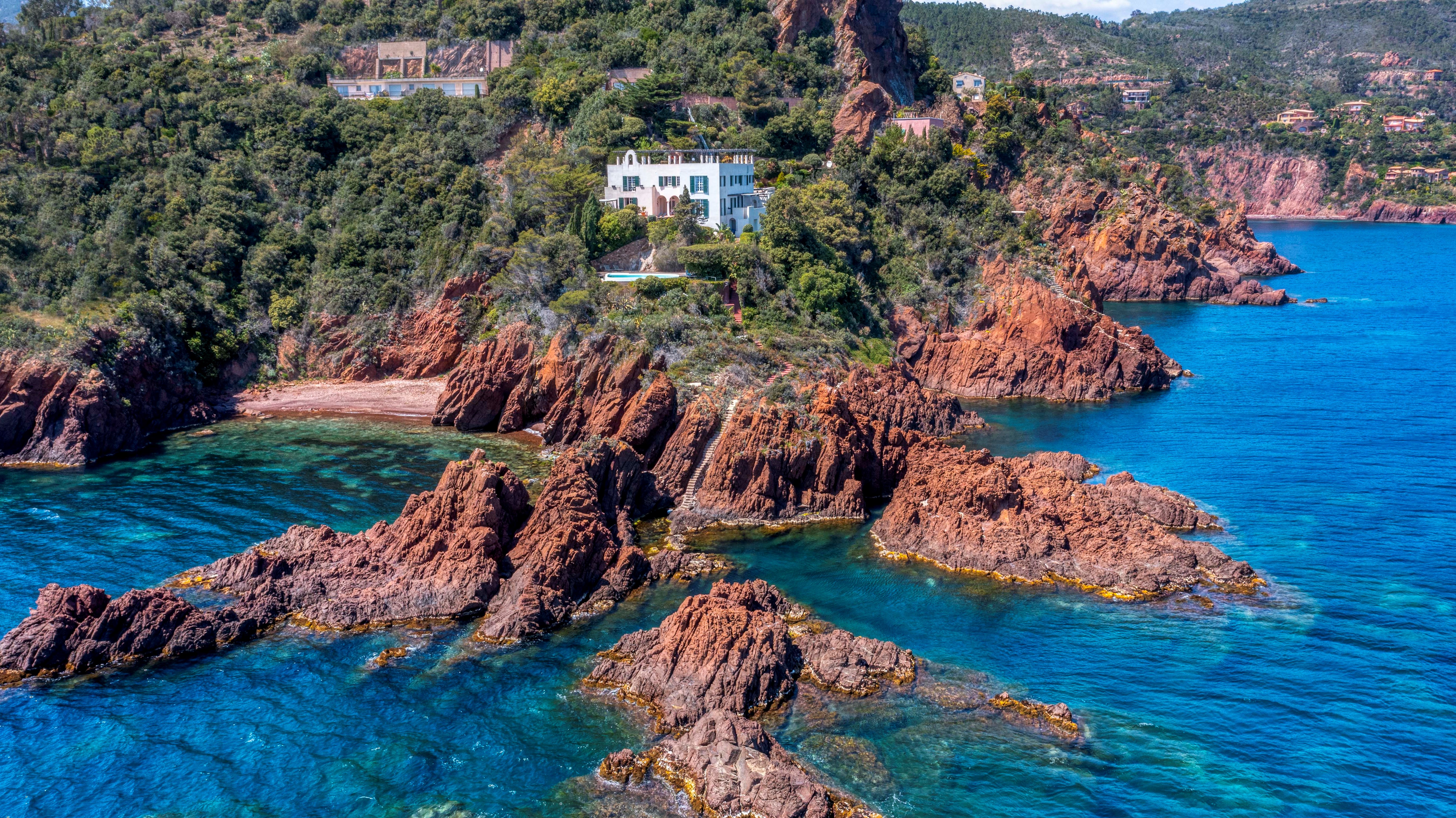 Immobilier de prestige. L'Agence Europa vous présente une villa d'exception pieds dans l'eau à vendre à Théoule-sur-mer - Côte d'Azur