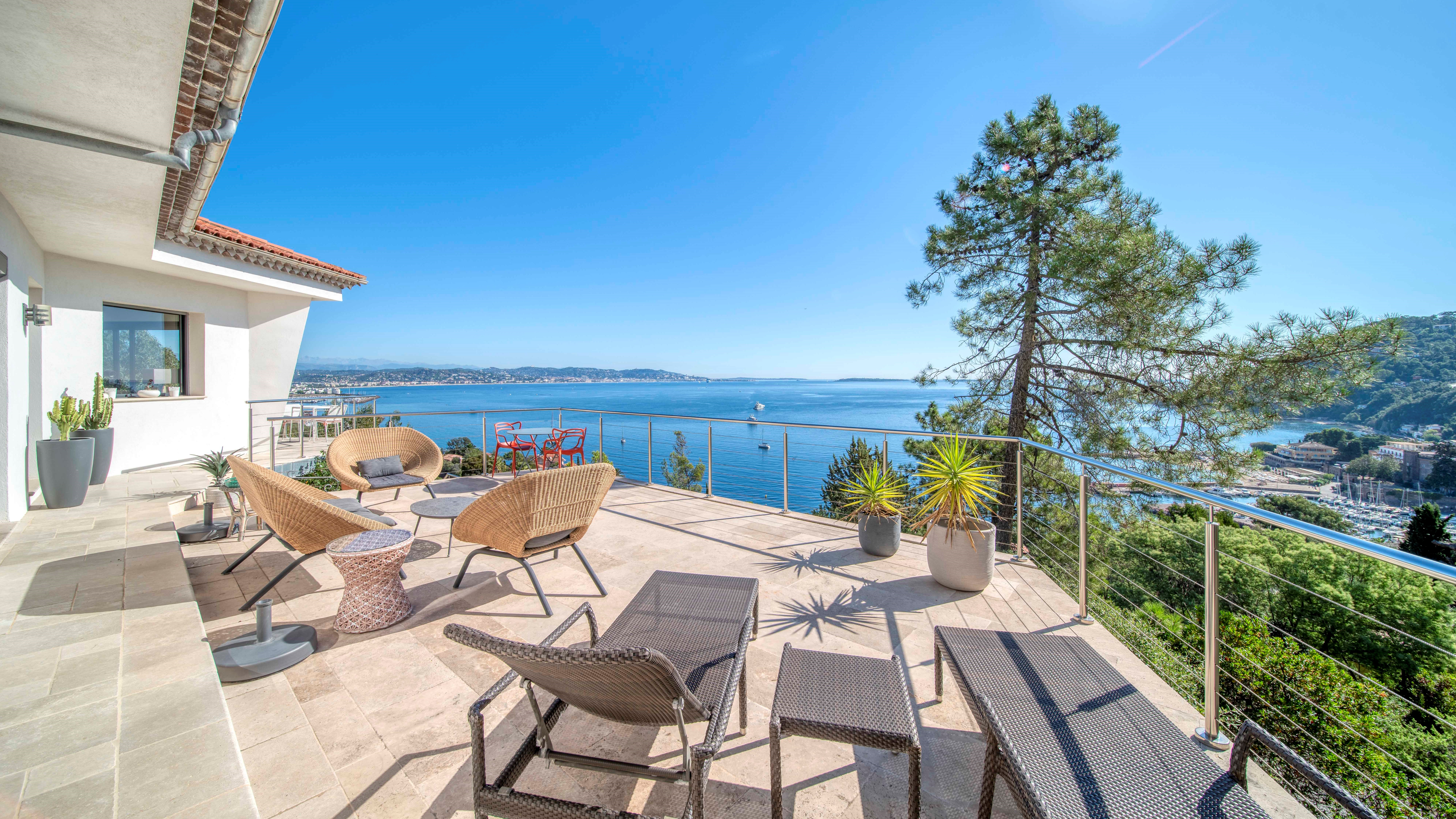 Immobilier de luxe. L'Agence Europa vous propose une luxueuse villa vue mer à Super Cannes - Côte d'Azur
