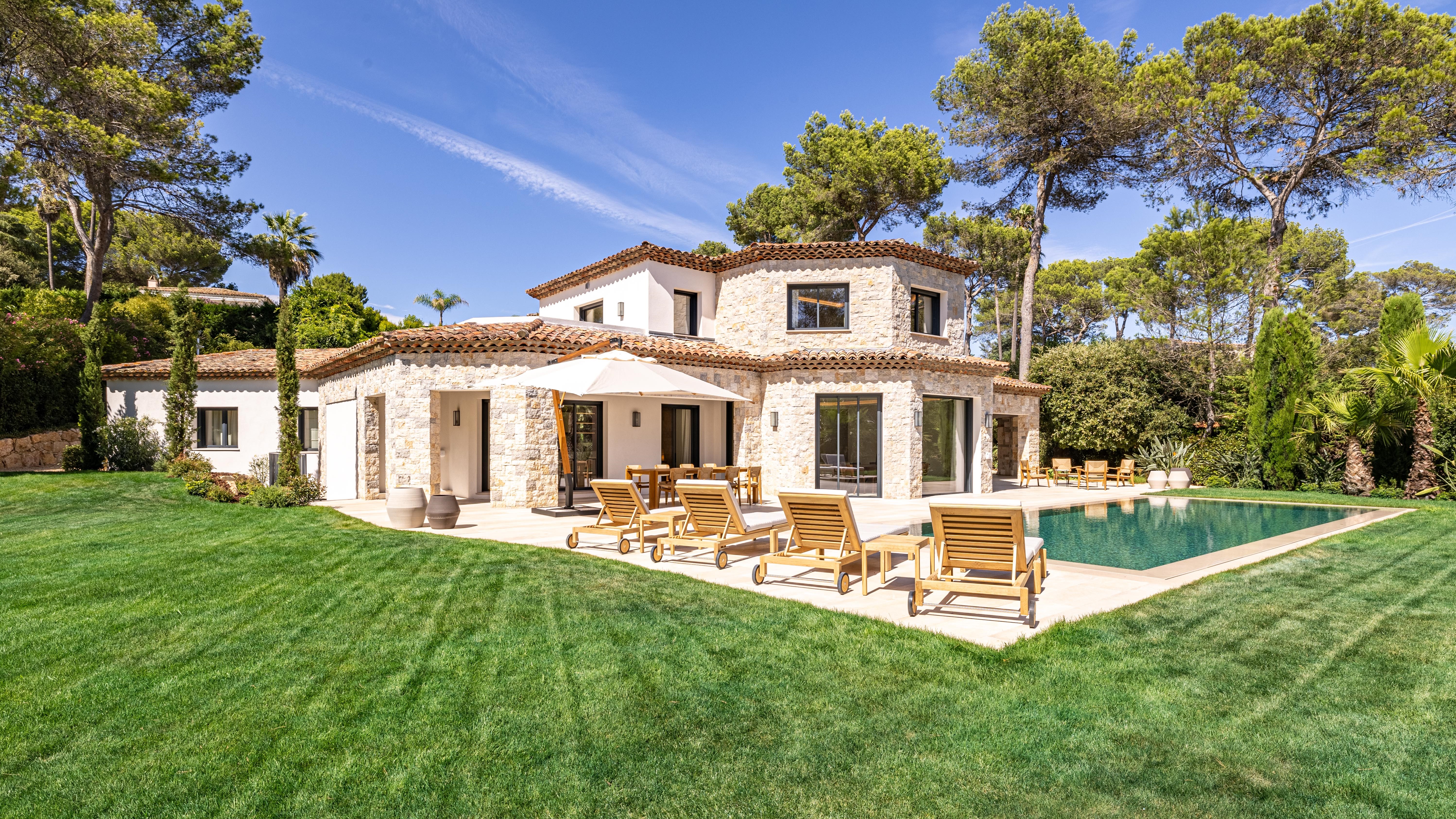 Luxury real estate Mougins. Agence Europa offers you for sale this luxury villa in Mougins